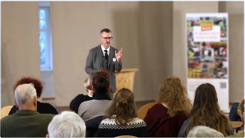 Datei:Marcel Waldhausen, Vortrag Gegenwart und Zukunft der biologisch-dynamischen Landwirtschaft 2025-1-11.jpg