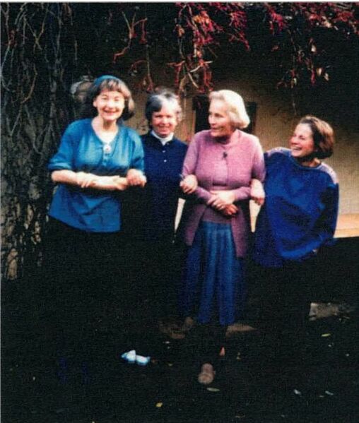 Datei:Die Frauen der 1. Generation der Betriebsgemeinschaft Dottenfelderhof 1992.jpg